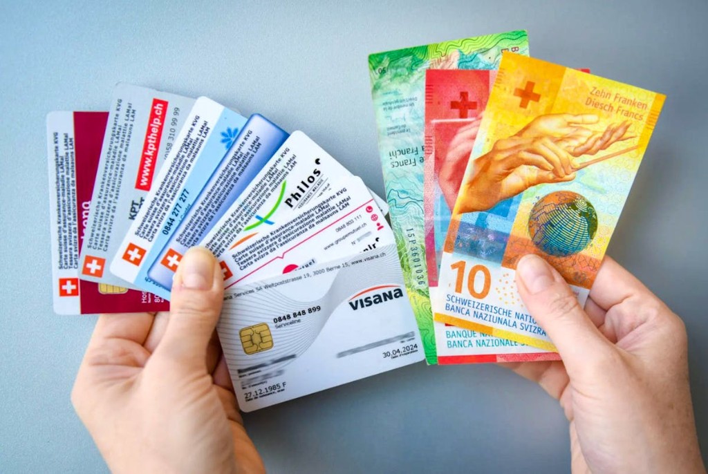 Cartes d'assurance maladie suisses et billets en francs — primes LAMal et complémentaires
